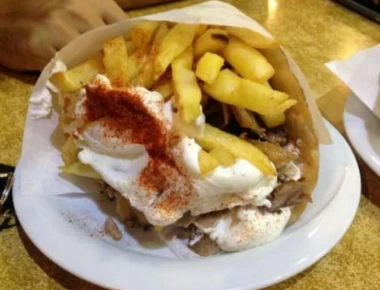 Βάζει κάτω το πιτόγυρο: Το πρόχειρο φαγητό του καλοκαιριού που κανείς δεν μπορεί να του αντισταθεί